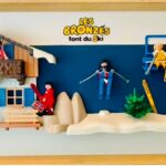 Tableau de figurines playmobil représentant l'ensemble des personnages principaux du Film les Bronzés font du ski.