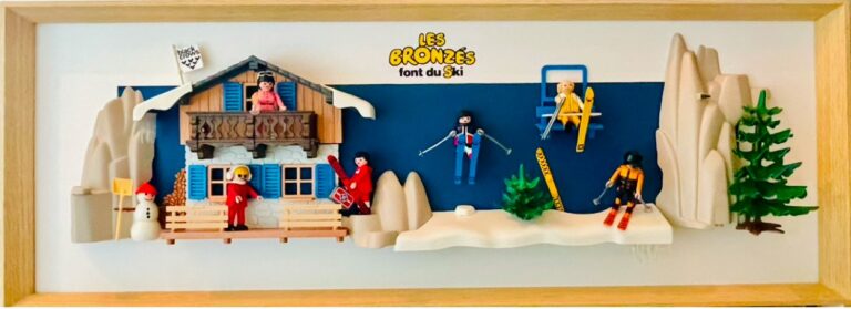 Tableau panoramique de figurines Playmobil, scène de station de ski avec chalet et skieurs, titré Les Bronzés font du ski