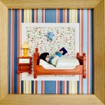 Tableau Alfred, figurine Playmobil lisant un livre au lit avec lampe jaune, table de chevet et ourson bleu