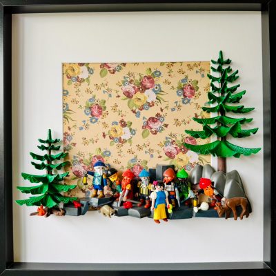 Tableau Blanche Neige et les 7 nains en figurines Playmobil devant un papier fleuri, sapins, rochers et animaux