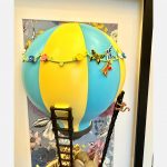 Gros plan du ballon jaune et bleu de la montgolfiere Playmobil du tableau J'AI RÊVÉ, orne de fleurs et papillons