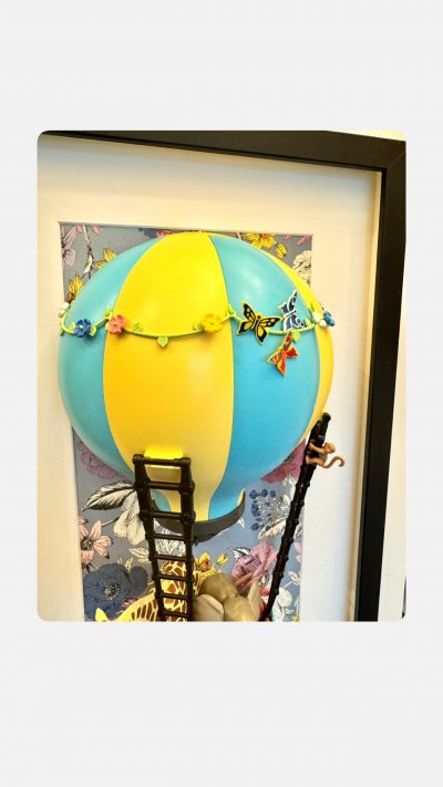 Gros plan du ballon jaune et bleu de la montgolfiere Playmobil du tableau J'AI RÊVÉ, orne de fleurs et papillons