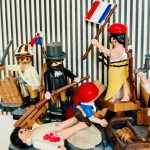 Scène La Liberté guidant le peuple recréée en Playmobil, femme au bonnet rouge brandissant le drapeau tricolore