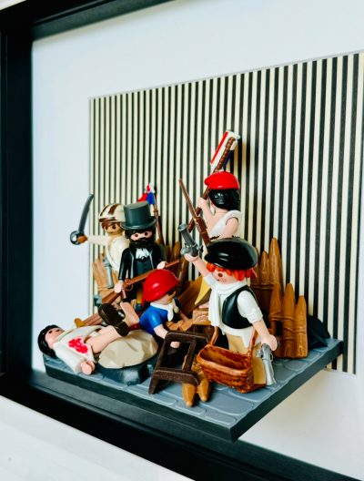 Détail du tableau La Liberté guidant le peuple en figurines Playmobil, barricade, fusils et fond rayé noir et blanc