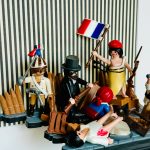 Détail du tableau La Liberté guidant le peuple avec figurines Playmobil, femme au bonnet rouge brandissant le drapeau