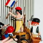 Detail du tableau La Liberte guidant le peuple avec figurines Playmobil, drapeau tricolore et fusils