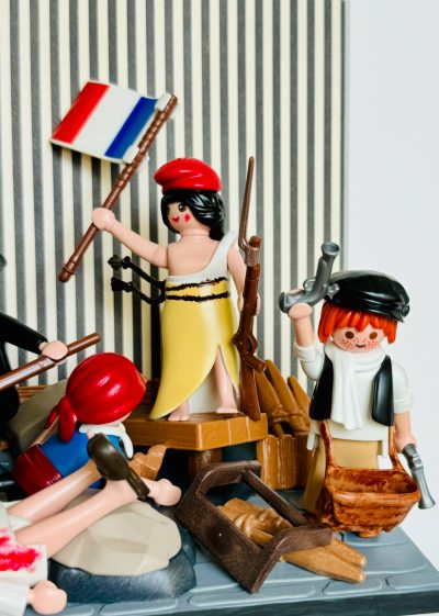 Detail du tableau La Liberte guidant le peuple avec figurines Playmobil, drapeau tricolore et fusils