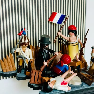 Détail du tableau La Liberté guidant le peuple avec figurines Playmobil, femme au bonnet rouge brandissant le drapeau