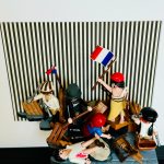 Scène Playmobil de La Liberté guidant le peuple, figurine brandissant un drapeau tricolore sur une barricade rayée