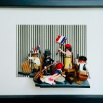 Tableau La Liberté guidant le peuple recréé en figurines Playmobil, drapeau tricolore et barricade sur fond rayé