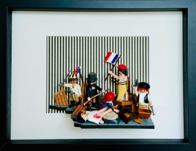 Tableau La Liberté guidant le peuple recréé en figurines Playmobil, drapeau tricolore et barricade sur fond rayé