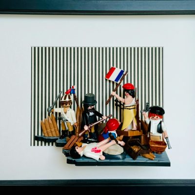 Tableau La Liberté guidant le peuple recréé en figurines Playmobil, drapeau tricolore et barricade sur fond rayé