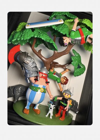 Détail du tableau ASTÉRIX et OBÉLIX avec figurines Playmobil, sanglier, chien blanc et Romains sous un arbre