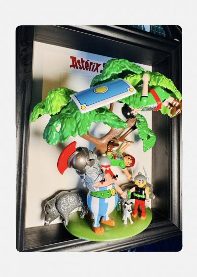 Scène Astérix et Obélix en figurines Playmobil sous un arbre avec sangliers, chien blanc et légionnaire romain