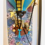 Nacelle de montgolfière Playmobil avec girafe, éléphant et singe sur fond floral, détail du tableau J'ai rêvé