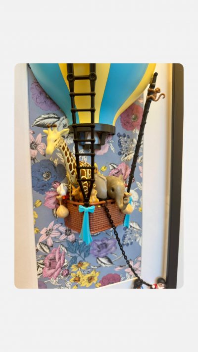 Nacelle de montgolfière Playmobil avec girafe, éléphant et singe sur fond floral, détail du tableau J'ai rêvé