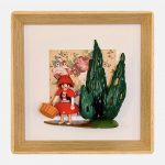 Tableau Le Petit CHAPERON ROUGE avec figurine en cape rouge et panier, loup noir caché derrière des sapins