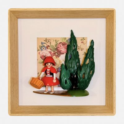 Tableau Le Petit CHAPERON ROUGE avec figurine en cape rouge et panier, loup noir caché derrière des sapins