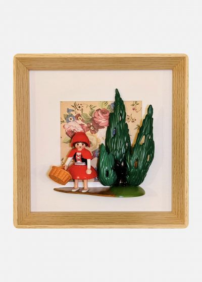 Tableau Le Petit CHAPERON ROUGE avec figurine en cape rouge et panier, loup noir caché derrière des sapins