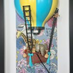 Tableau J'AI RÊVÉ, montgolfière Playmobil jaune et bleue avec girafe, éléphant et singes sur fond fleuri