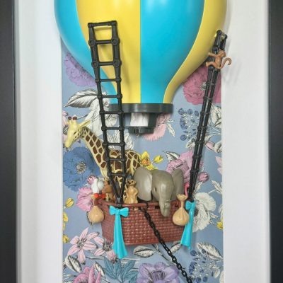 Tableau J'AI RÊVÉ, montgolfière Playmobil jaune et bleue avec girafe, éléphant et singes sur fond fleuri