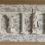 Cinq sculptures blanches représentant des figures classiques grecques ou romaines, placées entre des colonnes blanches dans un cadre en bois avec un fond imprimé en gris de scènes historiques.