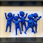 Tableau en figurines représentant cinq personnages entièrement bleus Klein.