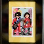 Deux figurines Playmobil miniatures en tenues colorées, l’une en costume rouge avec guitare électrique noire et lunettes noires, l’autre en robe à rayures et motifs rouges avec micro, sur un fond floral coloré et encadrées dans un cadre noir.