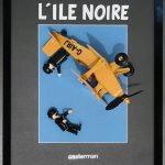 Trois figurines habillées en costume noir et chapeaux, autour d’un avion jaune marqué "G-AIRJ", posées sur un fond bleu dans un cadre noir avec le titre "L’ILE NOIRE" en blanc et le logo "casterman".