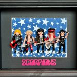 Cinq figurines miniatures habillées en tenues de rockeurs des années 80, avec guitares, micro et accessoires, posées devant un fond bleu à étoiles blanches, encadrées dans un cadre noir, avec le nom "SCORPIONS" en rose en dessous.