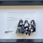 Quatre figurines miniatures en habits d’époque, représentant des personnages en costume classique noir et blanc, dans un cadre noir avec un texte imprimé en fond.