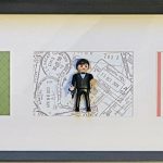 Trois figurines miniatures dans un cadre horizontal divisé en trois : un joueur de tennis en tenue blanche avec raquette, un homme en costume noir devant un fond de timbres postaux, un homme jouant de la guitare violette devant un fond rayé rouge et blanc.