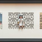 Trois figurines féminines miniatures dans un cadre noir horizontal, chacune devant un fond distinct représentant une ville : gratte-ciels modernes, motifs de la tour Eiffel, collage avec Big Ben.