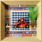 Tableau en figurines représentant Mario Kart, course de personnages emblématiques du jeu vidéo dans un décor ludique et coloré.