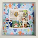 Tableau en figurines représentant Mary Poppins avec son parapluie et sa valise, décor ludique et onirique.