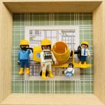 Tableau en figurines représentant des ouvriers du BTP au travail dans un décor miniature.