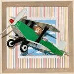 Tableau en figurines représentant des aviateurs et un biplan en hommage à Antoine de Saint‑Exupéry.