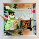 Tableau en figurines représentant «Jane Austen», écrivaine emblématique dans un décor miniature ludique.