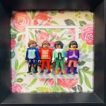 Tableau en figurines inspiré de l’album « Sgt. Pepper’s Lonely Hearts Club Band» des The Beatles, avec costumes colorés et groupe fictif.