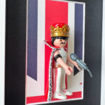 Tableau FREDDIE MERCURY, figurine Playmobil couronne doree, cape et micro devant un drapeau britannique