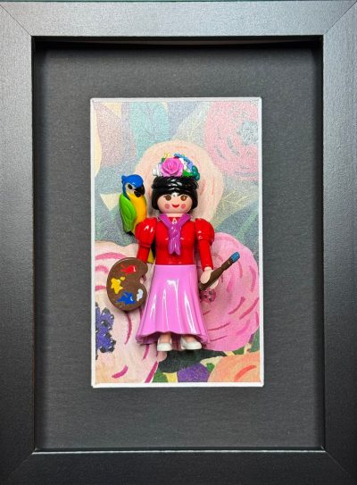 Figurine Playmobil en Frida Kahlo, couronne de fleurs, palette et pinceau, perroquet a l'epaule, sur fond floral encadre