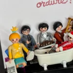 Figurines Playmobil du tableau Le Père Noël est une ordure, baignoire, plateau de doubitchous et mot ordure