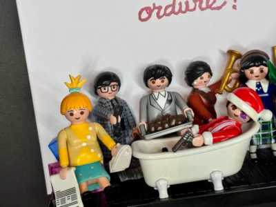 Figurines Playmobil du tableau Le Père Noël est une ordure, baignoire, plateau de doubitchous et mot ordure