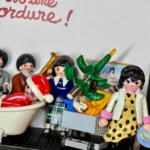 Détail du tableau Le Père Noël est une ordure avec figurines Playmobil, baignoire, sapin et robe léopard