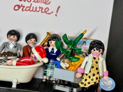 Détail du tableau Le Père Noël est une ordure avec figurines Playmobil, baignoire, sapin et robe léopard