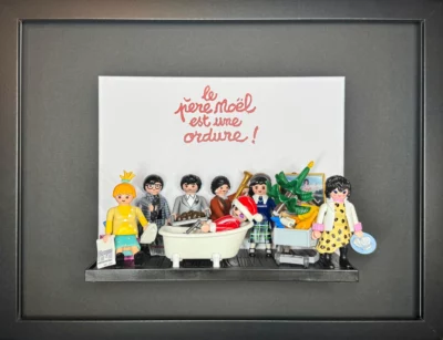 Tableau encadré Le Père Noël est une ordure avec figurines Playmobil autour d'une baignoire et d'un bonnet rouge