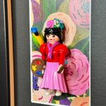 Figurine Playmobil Frida Kahlo en jupe rose avec palette, pinceau, perroquet et couronne de fleurs sur fond floral