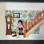 Figurine Playmobil en haut rose et jupe noire passant l'aspirateur devant un escalier orange, tableau I want to break free