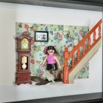 Figurine Playmobil en haut rose et jupe noire passant l'aspirateur près d'un escalier orange, tableau I want to break free