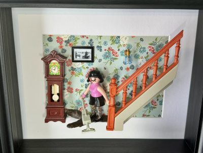 Figurine Playmobil en haut rose et jupe noire passant l'aspirateur devant un escalier orange, tableau I want to break free